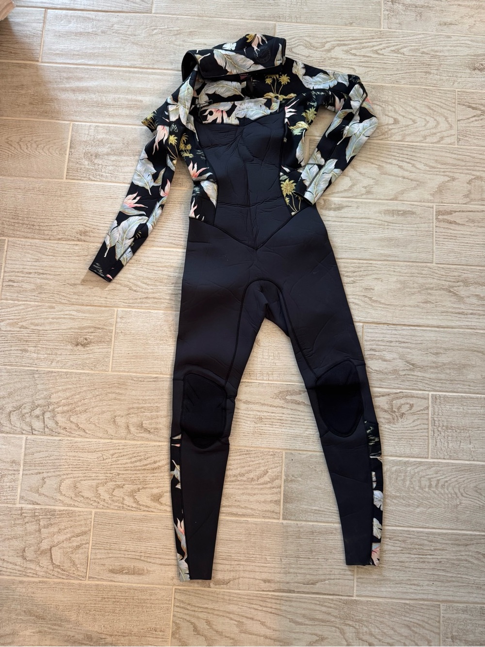 Billabong Black Floral-Trim Long-Sleeve Wetsuit Jumpsuit